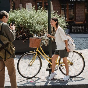 Vrouw poseert met fiets